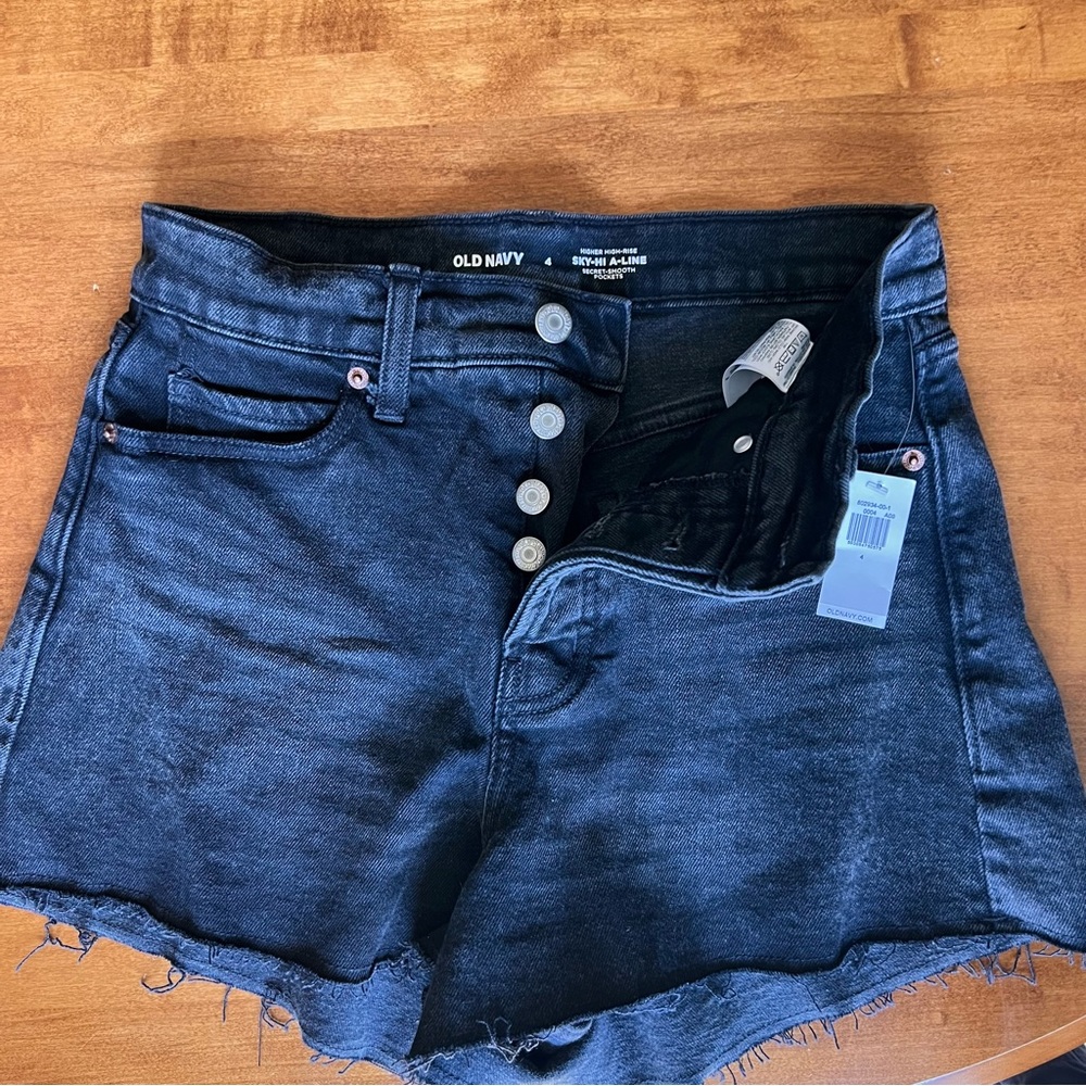 Old Navy Sky-Hi A-Line shorts in black, size 4 NWT